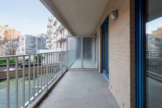 Dit goed onderhouden 2 slaapkamer appartement te koop is gelegen langs de Koningsstraat op wandelafstand van handelszaken, openbaar vervoer, zee en strand.Indeling:- ruime inkomhall- apart toilet- living met goed uitgeruste open keuken (vaatwas, frigo met vriesvak, vitrokeramische kookplaat,...)- berging met aansluiting wasmachine- apart toilet met handwaslavabo- badkamer met ligbad en dubbel lavabomeubel- slaapkamer 1- slaapkamer 2- ruim zonneterras achteraan het appartementPluspunten: - zonneterras- centraal gelegen (dichtbij openbaar vervoer, zee en strand, horeca,...)- EPC label A- fietsenberging in het gebouwOp zoek naar een centraal gelegen appartement te koop in het centrum van Oostende? Contacteer ons meer informatie.