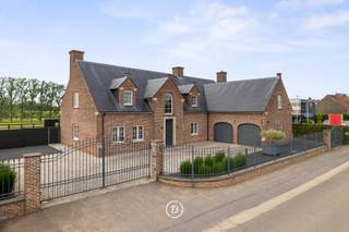Te midden van de uitgestrekte velden, toch vlot bereikbaar dankzij de nabijheid van belangrijke invalswegen, bevindt zich deze karaktervolle villa...