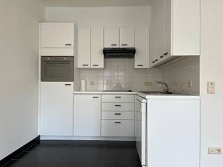 Op een absolute toplocatie in het pittoreske De Haan treft men deze ruime studio. De uiterst centrale ligging koppelt winkelmogelijkheden aan zee, strand en dijk en dit allemaal op wandelafstand.<br /><br />Via de lift of de trap bereikt u deze studio op de tweede verdieping. Het omvat een leefruimte met open keuken, een berging, een toilet en een badkamer met ligbad. De leefruimte geniet van overvloedig natuurlijk zonlicht door de grote raampartijen.<br /><br />Het appartement wordt niet bemeubeld verhuurd.<br /><br />De syndicuskosten zijn inbegrepen in de huurprijs. <br /><br />Beschikbaar vanaf 1/08/2026. Aarzel niet en plan snel uw bezoek in via dehaan@immofrancois.be.<br /><br />
