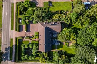 Statige villa met kantoor/ praktijk nabij het centrum van Hoogstraten met vrij uitzicht! <br /><br />GELIJKVLOERS: <br />- Royale woonkamer van ca. 81m² voorzien van antieke schouw en houtkachel met uitzicht over terras/tuin en landerijen.<br />- Sfeervolle woonkeuken voorzien van alle inbouwapparatuur<br />- kantoor<br />- Berging en ruime waskamer<br />- kantoor of praktijkruimte van ca. 100m² met houtkachel <br />- Inpandige garage voor 3 auto's <br /><br />VERDIEPING:<br />- Masterbedroom met aparte dressingkamer<br />- Drie ingerichte badkamers<br />- 4 extra Slaapkamers waarvan één met eigen badkamer <br />- Linnenkamer<br /><br />ZOLDER: <br />- Ruime zolder van ca 100m² welke nu dienst doet als opbergruimte. <br /><br />BIJZONDERHEDEN:<br />- Prachtig volledig omheinde aangelegde tuin met vijver en meerdere terrassen<br />- Tuinberging van ca. 50m²<br />- Buitenverlichting en recent vernieuwe automatische beregening<br />- Waterput welke zuiver drinkwaar water biedt <br />- Alarmsysteem <br />- Domotica<br />-Technisch volledig gereviseerd in 2023.<br /><br />Kortom: een unieke villa met duurzame materialen!