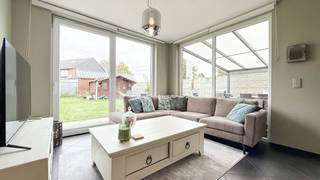 <p>Bij <strong>ImmoFusion 7/7 “open huis”</strong>: klik op onze <strong>3D-TOUR</strong>.<br />Ervaar vastgoed alsof je er zelf doorloopt!</p>
<p>Ontdek deze volledig <strong>gerenoveerde en instapklare woning</strong> in een rustige woonwijk van <strong>Houthalen-Oost</strong>, op wandelafstand van <strong>recreatieparken Hengelhoef en Kelchterhoef</strong> én op slechts <strong>1 km van de autosnelweg</strong>. Met een <strong>bewoonbare oppervlakte van 169m²</strong>, <strong>energiezuinig label B</strong>, <strong>zonnepanelen</strong> en een <strong>aangelegde tuin zonder inkijk</strong>, is dit de ideale woning voor wie comfort en rust zoekt!</p>
<p>Bij binnenkomst in de<strong> inkomhal</strong> tref je rechts een <strong>gastentoilet</strong> en rechtdoor de <strong>eerste leefruimte</strong> met <strong>eetgedeelte</strong> — een <strong>open, lichtrijke ruimte</strong> waar gezelligheid centraal staat. Dankzij de grote ramen geniet je de hele dag van natuurlijke lichtinval.</p>
<p>De woning werd in <strong>2010 uitgebreid met een bijgebouw van maar liefst 50m²</strong>, waar zich een <strong>zeer ruime keuken</strong> bevindt met aansluitend een <strong>tweede leefruimte</strong>, een <strong>tweede eetruimte</strong> en een <strong>praktisch waskot. </strong>De keuken is een ware troef voor kookliefhebbers en gezinnen: veel werkruimte, overvloedig licht en directe verbinding met het terras en de tuin.</p>
<p>Op de <strong>bovenverdieping</strong> vind je <strong>twee ruime slaapkamers</strong> en een <strong>badkamer</strong> uitgerust met <strong>bad en wastafel</strong>. Via de zolderverdieping bereik je nog een <strong>derde ruime slaapkamer</strong>, ideaal als masterbedroom, hobbyruimte of thuiskantoor.</p>
<p>De <strong>volledig aangelegde en omheinde tuin</strong> met <strong>ruim terras</strong> biedt volledige privacy en rust. Dankzij de <strong>carport van 35m²</strong> en ruime oprit is er voldoende parkeergelegenheid.<br />De tuin is bovendien <strong>volledig omheind</strong>, waardoor kinderen of huisdieren veilig kunnen spelen.</p>
<p><strong>Pluspunten: </strong></p>
<ul>
<li><strong>Volledig gerenoveerd </strong></li>
<li><strong>Zonnepanelen aanwezig</strong></li>
<li><strong>Rolluiken </strong></li>
<li><strong>Twee leefruimtes + ruime keuken</strong></li>
<li><strong>Energiezuinig – EPC label B!</strong></li>
<li><strong>Volledig instapklaar, binnen én buiten afgewerkt</strong></li>
<li><strong>Rustige ligging, maar toch vlakbij autosnelweg en recreatieparken Hengelhoef & Kelchterhoef</strong></li>
</ul>
<p>Voor een <strong>bezichtiging ter plaatse</strong> of <strong>meer info</strong>, bel ons op <strong>078/78.78.70</strong>, of kom gewoon binnen op ons kantoor — <strong>steeds welkom!</strong></p>