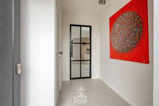Deze bijzondere kwalitatieve woning werd gebouwd met oog voor detail en afgewerkt met duurzame, hoogwaardige materialen.<br />De open indeling en grote raampartijen zorgen voor een uitzonderlijk lichtgevoel en een aangename woonbeleving. De woning beschikt over een dubbele inpandige garage en een ruime zolderverdieping met tal van mogelijkheden.<br />Ook op vlak van energiezuinigheid voldoet dit landhuis aan de hedendaagse normen. Dankzij de doordachte technieken geniet je van een uiterst gunstig EPC-label.<br />Een exclusieve woonst voor wie op zoek is naar kwaliteit, rust en tijdloze elegantie.<br /><br />=> Ligging<br />Dit landhuis geniet van een rustige locatie in het groene Koersel, een deelgemeente van Beringen. De woning bevindt zich in een aangename woonomgeving met een vlotte verbinding naar het centrum van Koersel, Beringen en de omliggende gemeenten. In de nabije omgeving vind je verschillende winkels, scholen en sportfaciliteiten, wat deze locatie bijzonder aantrekkelijk maakt voor gezinnen. <br />Ook natuurliefhebbers komen hier volop aan hun trekken. De prachtige natuurgebieden van de Duinengordel en het Nationaal Park Hoge Kempen bevinden zich op korte afstand. Ideaal voor wandel- en fietsliefhebbers die graag genieten van rust en natuur. <br /><br />=> Gelijkvloers<br />- Ruime inkomhal met stijlvol gastentoilet en lavabo<br />- Open leefruimte met hoge plafonds, een gezellige zithoek en grote raampartijen<br />- De verschillende leefruimtes zijn verbonden met elkaar en creëren een warm en ruimtelijk gevoel<br />- Volledig uitgeruste keuken voorzien van high-end toestellen: Lacanche, Miele en Quooker<br />- Het kookeiland beschikt over een wijnkoelkast en biedt bovendien veel opbergruimte<br />- Sfeervolle tuinkamer met parketvloer en inbouw gashaard<br />- Praktische berging/wasplaats met ingebouwde kastenwanden<br /><br />=> Verdieping<br />- Ruime overloop, momenteel ingericht als bureelruimte, met mooi zicht op de woonkamer en voorzien van airco<br />- Apart gastentoilet met wastafel<br />- Master bedroom met dressing en ensuite badkamer<br />- Luxueus uitgeruste badkamer met ligbad, inloopdouche en dubbele wastafel in fraai badkamermeubel<br />- Twee extra ruime slaapkamers, afgewerkt met een stijlvolle parketvloer<br />- Tweede badkamer voorzien van douche en dubbele wastafel<br />- Aparte dressing<br /><br />=> Zolder<br />- Via vaste trap bereikbaar<br />- Volledig afgewerkte zolder van ca. 40m², ideaal als extra slaapkamer of hobbyruimte<br /><br />=> Tuin<br />- Betegeld terras aan de achterzijde<br />- Volledig omheinde tuin, waar je in alle rust en privacy kan vertoeven<br />- Praktische tuinberging voor extra opslagruimte