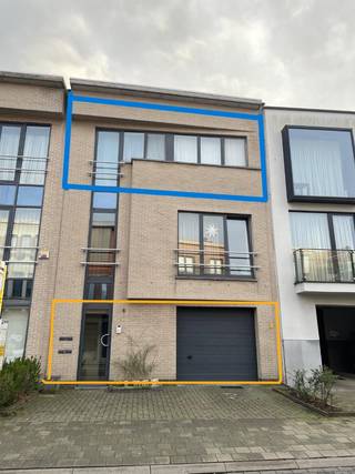 Uitzonderlijk comfortappartement van103,5m² (bruto) met EPC B, Terras en 1 garage parkeerplaats.<br />Toplocatie in het hart van Wilrijk<br />De ligging aan de Laarstraat 6 is uiterst strategisch. U woont hier in een aangename residentiële straat in het bruisende centrum van Wilrijk (De Bist)<br /><br />Bent u op zoek naar een royaal appartement dat uitblinkt in ruimte, modern comfort en absolute energiezuinigheid? Dit unieke appartement op de tweede verdieping combineert een royale indeling met een mooi terras, een kleine buitenstaanplaats en garageparkeergelegenheid. Dankzij uitstekende energetische prestaties geniet u hier van een EPC B-label.<br />Met een bruto-oppervlakte van 103,5 m² (89 m² netto bewoonbaar) biedt dit pand een uiterst efficiënte en open indeling. De grote, lichtrijke woonruimte vormt het hart van het appartement en geeft uit op een ruim terras van 5m². Aansluitend bevindt zich de ruime geïnstalleerde keuken die is voorzien van een grote, aparte berging – ideaal voor extra voorraad en huishoudelijke apparatuur. Daarnaast beschikt het appartement over twee volwaardige, rustige slaapkamers en een netjes ingerichte badkamer en een bijkomend apart toilet.<br />Zonrijke buitenruimtes<br />Buiten wonen krijgt hier een extra dimensie. Aan de rustige achterzijde geniet u van een gezellig terras van 5 m², dat direct uitkijkt op de ZO georienteerde tuin. Hierdoor kan u via dit terras van 's ochtends vroeg tot diep in de middag van de zon genieten.<br />Unieke parkeerluxe & opslag (1parkeerplaats)<br />Parkeerstress behoort definitief tot de verleden tijd. Toegang tot een grote, veilige gemeenschappelijke garage van 78m²op het gelijkvloers voor je privé parking. Eén private buitenstaanplaats aan de straatkant perfect voor een tweede kleine wagen.<br />Een extra privéberging van 1,7 m² voor het veilig opbergen van seizoensspullen of fietsmateriaal.<br /><br />