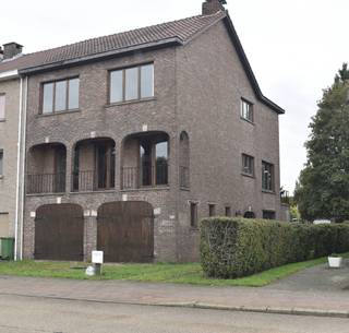 HOB met tuin en groot ATELIER.<br />----------------------------------<br />Bouwjaar 1980. Rustieke stijl. Totale oppervlakte 495 m2. Benedenverdieping: 2 garages - hall - bureau - wasplaats - WC. Open trapzaal 1e verdieping: vestiaire - toilet - open keuken + eetkamer - terras - living met open haard en watercircuit. 2e verdieping: 4 ruime slaapkamers - grote badkamer met douche, bad, bidet, toilet en 2 lavabo's - berging. Zolder reeds geïsoleerd maar niet afgewerkt te bereiken met uitklapbare trap en over de gehele oppervlakte van het huis. Tuin. Achter in de tuin atelier met oprijlaan tot vanachter en openklapbare poort om camionette binnen te rijden. Grote kelder.<br />Oppervlakte atelier: 89,32 m2 - 2 lichtkoepels - volledig onderkelderd, hoogte kelder 2,20 m