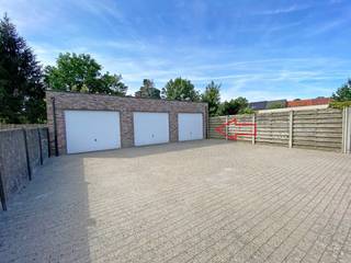 Afgesloten garage gelegen nabij het centrum van Geel.<br /><br />Huurwaarborg: 300 euro (via Korfine)<br />Huurprijs: 100 euro per maand<br /><br />De garage is onmiddellijk beschikbaar.<br /><br />Wenst u meer info?<br />U kan ons bereiken via verhuur@vastengoed.be of via 014/ 72 73 74.