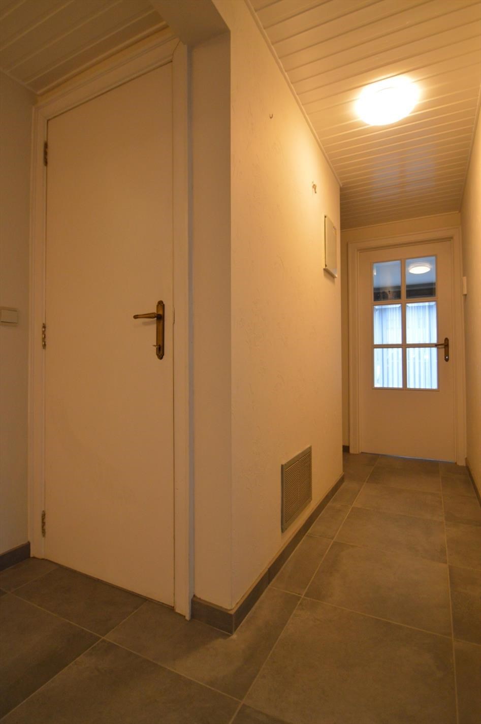 Degelijk en netjes gerenoveerd gelijkvloersappartement met 2 slaapkamers, terras en garage - foto 4