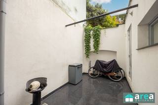 <p><span>Deze instapklare gezinswoning bevindt zich in een rustige straat in het hippe Boho, tussen het Moorkensplein en Zurenborg. Het betreft een ruime en instapklare woning met 4 volwaardige slaapkamers en koer. Dankzij de uitstekende ligging bevindt u zich op een steenworp van tal van hippe adresjes, gezellige cafés en restaurants. Bovendien biedt de directe omgeving een uitgebreid aanbod aan voorzieningen: winkels, scholen, apotheken en openbaar vervoer zijn allemaal vlot bereikbaar. </span></p><p><span> </span></p><p><span>Grootste troeven:</span></p><p><span>-Centrale locatie</span></p><p><span>-Instapklare woning, mooi gerenoveerd</span></p><p><span>-Gunstig EPC (B) van 198kWh/(m²jaar)!</span></p><p><span>-Conforme elektrische keuring</span></p><p><span>-Geïsoleerd dak , voor- en achtergevel</span></p><p><span>-Domotica: rolluiken, lichten (via app + Alexa)</span></p><p><span>-Westgerichte stadskoer</span></p><p><span> </span></p><p><span>-Kelder: praktische kelder (13m²), ideaal voor stockage.</span></p><p><span>-GLVL: Langs voorzijde treffen we de ruime en lichte living (31m²). De hoge plafonds zorgen voor een comfortabel gevoel. Achteraan bevindt zich de volledig geïnstalleerd leefkeuken (17m²), met doorgang naar de westgerichte stadskoer (13m²). Tot slot is er nog een moderne, ingericht badkamer (6m²) met inloopdouche en toilet beschikbaar.</span></p><p><span>-V1: Hier treffen we de 1</span><span><sup>ste</sup></span><span> twee volwaardige slaapkamer (21m² & 14m²) terug. </span></p><p><span>-V2: Bovenaan bevinden zich de laatste 2 volwaardige slaapkamers (21m² & 14m²). Vanuit de traphal is er tevens toegang tot de 2</span><span><sup>de</sup></span><span> badkamer (2m²) met douche en WC.</span></p><p><span> </span></p><p><span>Voor meer informatie kan u terecht bij Area Partners: INFO@area.be of 03/284.60.60</span></p>