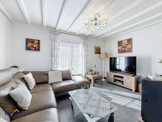 Deze uitstekend onderhouden halfopen bebouwing verwelkomt u via een verzorgde inkomhal met gastentoilet. De lichtrijke leefruimte met eetplaats...