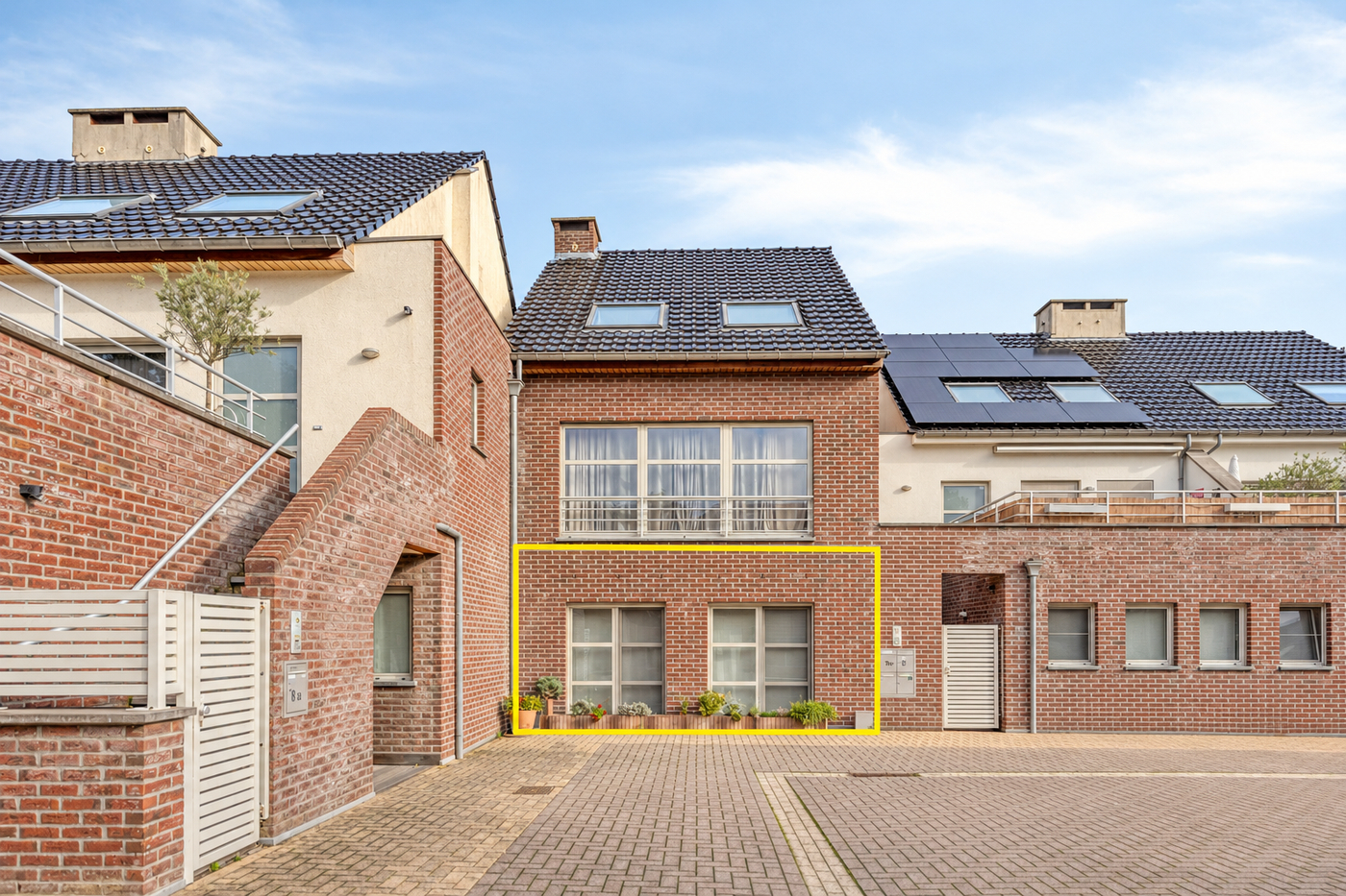 Ruim gelijkvloers appartement met 3 slaapkamers, tuin en garage - foto 1