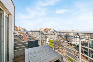 <strong>Agreable penthouse en duplex au 6ème étage</strong><br /><br />L'appartement dispose de pas moins de trois belles terrasses, idéales pour profiter de la vue et du soleil. En entrant, vous trouverez un salon spacieux avec un accès direct à la terrasse ensoleillée, où vous pourrez vous détendre. La cuisine moderne avec salle à manger est aménagée de façon pratique et a accès à la deuxième terrasse à l'arrière. L'appartement comprend un espace de rangement et des toilettes pour les invités.<br /><br />A l'étage, il y a deux chambres à coucher de taille normale, dont la chambre principale a sa propre terrasse. La salle de bains est équipée d'une douche et de toilettes, et les deux chambres sont dotées d'armoires encastrées pratiques, ce qui permet de disposer d'un vaste espace de rangement à tout moment. Cave privé.<br /><br />Ce penthouse en duplex offre non seulement une excellente disposition, mais il est également situé dans un endroit central, où le soleil, la mer et la plage sont à portée de main.<br /><br />PEB: kWh/m²/an : UC: