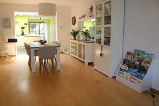 Rustig, maar zeer centraal gelegen instapklare rijwoning in een hele aangename buurt, vlakbij landschapspark Frijthout. Scholen en openbaar vervoer...