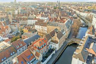 In het centrum van Brugge, in het Krom Genthof 1, ontdek je dit prachtige appartement met 2 slaapkamers te huur. Met een gunstige oriëntatie en...
