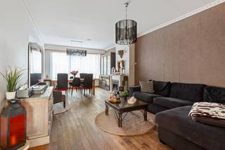 Deze ruime en goed onderhouden duplex gelegen aan de Karel Soetelaan 52 te Borsbeek biedt een ideale oplossing voor wie samen wil wonen met behoud van privacy, zoals ouders, kinderen of een zorgsituatie. De woning combineert functionaliteit met comfortabele leefruimtes en een aangename buitenomgeving.<br /><br />Op het gelijkvloers bevindt zich een praktische inkom die toegang geeft tot de garage met automatische sectionaalpoort en aansluiting voor wasmachine. Verder is er een slaapkamer met rechtstreekse toegang tot de tuin, nog een slaapkamer, een badkamer met douche, een apart toilet en een hal. Deze verdieping leent zich perfect als zelfstandige woonunit of hobbyruimte.<br /><br />De eerste verdieping verwelkomt je in een gezellige leefruimte, aansluitend aan een volledig ingerichte keuken met alle hedendaagse comfort. Verder is er een tweede comfortabele slaapkamer, een ruime badkamer met bad en douche, een apart toilet en een aangenaam terras waar het heerlijk vertoeven is.<br /><br />Buiten is er een onderhoudsvriendelijke tuin van 81 m², perfect voor ontspanning of een gezellige zomeravond. Dankzij de gunstige ligging nabij scholen, winkels en openbaar vervoer (bus en tram) geniet deze woning van een uitstekende bereikbaarheid en alle dagelijkse voorzieningen binnen handbereik.<br /><br />pluspunten:<br />- EPC A, zonnepanelen, warmtepomp en conforme elektriciteit.<br />- Grote garage met oprit en automatische poort. <br />- Een aangename tuin van 81 m² en een terras<br />- Volledig uitgeruste keuken / 2 badkamers<br />- Praktische indeling met veel leefcomfort<br />- Gunstige ligging nabij scholen, winkels en openbaar vervoer (bus en tram)<br />- Vlotte bereikbaarheid en alle voorzieningen in de buurt<br /><br />Heeft u interesse in dit eigendom en wenst u een bezoek ter plaatse in te plannen? Aarzel niet ons te contacteren. Wij zijn bereikbaar via het nummer 03 337 50 70 of info@vbvastgoed.be.