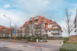 Situé dans la prestigieuse Résidence Zonnehaven, cet appartement orienté sud-ouest bénéficie d’un emplacement d’exception le long du chenal de Nieuport, offrant un cadre de vie paisible et maritime.<br /><br />Le séjour spacieux et baigné de lumière s’ouvre sur une agréable terrasse ensoleillée, parfaite pour profiter du soleil l’après-midi et en soirée. Les larges baies vitrées renforcent la sensation d’espace et de luminosité.<br /><br />L’appartement comprend également une chambre spacieuse et a été aménagé de manière moderne et élégante, avec des finitions soignées en parfaite harmonie avec le standing de la résidence.<br /><br />Grâce à sa situation privilégiée le long du chenal, à proximité du port de plaisance, de la plage et de la promenade, ce bien conjugue prestige, confort et cadre de vie unique.<br /><br />Un appartement raffiné dans un emplacement recherché, idéal pour les amateurs de lumière, d’eau et de qualité de vie à la côte belge.<br /><br />EPC = 241 