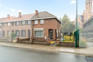 [[ DIT PAND NEEMT DEEL AAN DE ERA OPEN HUIZEN DAG OP 19/9 VAN 17:30 TOT 18:30 ]]
<h3>Woning met veel potentieel op een mooi perceel aan de rand van Eeklo</h3>

<p>Op een leuke en rustige locatie aan de rand van Eeklo vinden we deze <strong>halfopen bebouwing op een perceel van maar liefst 508 m²</strong>. De woning is volledig te renoveren, maar biedt dankzij de ligging, de perceeloppervlakte en de indeling heel wat mogelijkheden om er een mooie gezinswoning van te maken.</p>

<p>De woning bevindt zich op korte afstand van <strong>scholen, winkels en dagelijkse voorzieningen</strong>, waardoor dit een bijzonder interessante locatie is voor gezinnen of voor wie graag alles vlot bereikbaar heeft.</p>

<p>Een extra troef is de <strong>uitrit achteraan het perceel</strong>, met toegang tot de <strong>garage</strong>. Hierdoor zijn er niet alleen praktische parkeermogelijkheden, maar biedt het perceel ook extra flexibiliteit bij een toekomstige renovatie of herinrichting.</p>

<p>Wie op zoek is naar een woning die volledig naar eigen smaak en wensen kan worden aangepakt, krijgt hier een mooie kans. <strong>Een renovatieproject met potentieel, op een ruim perceel en op een aantrekkelijke locatie aan de rand van Eeklo.</strong></p>

<p><strong>Troeven:</strong></p>

<ul><li>Halfopen bebouwing</li><li>Perceel van 508 m²</li><li>Volledig te renoveren</li><li>Leuke ligging aan de rand van Eeklo</li><li>Scholen en winkels in de nabije omgeving</li><li>Uitrit achteraan</li><li>Garage aanwezig</li><li>Tal van mogelijkheden voor renovatie en inrichting</li></ul>

<p><strong>Ideaal voor wie op zoek is naar een woning met ruimte en mogelijkheden om er een echte thuis van te maken!</strong></p>