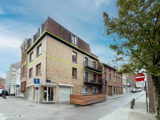 <p><span>Luxueus appartement met lift in het centrum van Halle vlakbij parking.</span></p><p><span>Indeling: inkomhal, zeer ruime en lichtrijke woonkamer (57m²) met open super-ingerichte keuken en ontbijthoek. </span></p><p><span>wc, vestiaire, berging, nachthal, kamer met dressing en ruime badkamer.</span></p><p><span>Ruim terras en gemeenschappelijke fietsenberging.</span></p><p><span>Lasten gemene delen = 55€ (lift, onderhoud, verlichting)</span></p><p><span>Gelegen vlakbij het station, winkelcentrum en zeer ruime parking !</span></p><p><span>Geschikt voor max 2 personen.</span></p><p><span> </span></p>