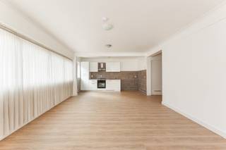 Espace multifonctionnel au rez-de-chaussée avec beaucoup de lumière, de visibilité et de nombreuses possibilités Cet appartement de 56 m² entièrement...