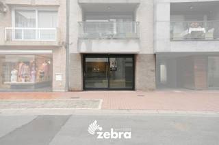 <p>Op zoek naar een instapklaar gelijkvloers appartement waar modern wooncomfort en een centrale ligging samenkomen? Dan is dit stijlvolle appartement in het centrum van Roeselare zeker een bezoek waard!<br /><br />Met een bewoonbare oppervlakte van ca. 85m² biedt dit gelijkvloerse appartement een aangename en praktische indeling. De lichtrijke leefruimte met open keuken vormt het hart van het appartement. Verder beschikt het appartement over twee volwaardige slaapkamers.<br /><br />De absolute troef van dit pand is zonder twijfel de prachtige privatieve tuin met ruim terras van maar liefst 56m². Een ideale plek om in alle privacy te ontspannen, gezellig te tafelen of te genieten van het buitenleven.<br /><br />Ook op vlak van comfort heeft dit appartement heel wat te bieden. Het pand is volledig geschilderd, energiezuinig en instapklaar. Bovendien bestaat de mogelijkheid om een garagebox aan te kopen voor 30.000 euro! <br /><br />Dankzij de centrale ligging in Roeselare bevinden winkels, horecazaken, openbaar vervoer en tal van andere voorzieningen zich op wandelafstand. Hier combineer je het gemak van gelijkvloers wonen met alle voordelen van het stadsleven, zonder in te boeten aan rust en privacy.<br /><br />Een ideale woongelegenheid voor wie op zoek is naar een comfortabel, gelijkvloers appartement met een eigen stukje groen in het hart van de stad. Ook als investering is dit appartement uiterst interesse dankzij een rendabele huuropbrengst! <br /><br /><strong>Ook wild geworden van deze thuis?<br />Twijfel dan niet langer en leg vandaag nog uw bezoek vast!</strong></p>