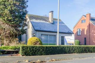 Op de stadsrand van Sint-Niklaas, met vlotte aansluiting naar invalswegen, vindt u deze woning boordevol mogelijkheden. Een ideale opportuniteit...