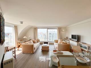 Appartement exceptionnel de trois chambres sur le toitSituation ensoleillée sur la place Léopold Entrée avec toilettes invitésSalon avec vue sur la...