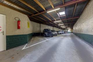 Bent u op zoek naar één of meerdere autostaanplaatsen voor eigen gebruik of investering? Dan stel ik graag volgende opportuniteit aan u voor!<br /><br />Gelegen in een afgesloten garagecomplex met elektrische poort vooraan. Momenteel zijn 13 autostaanplaatsen die verhuurd zijn aan €100/maand en één aan €75/maand dus €1275/maand voor allen. Dit komt neer op een bruto rendement van: <br />- 4,28% voor alle autostaanplaatsen te samen <br />of <br />- 4,36 % voor één staanplaats(€100/maand).<br /><br />De vraagprijs is €27.500 per autostaanplaats, ook zijn er nog twee garageboxen beschikbaar in het complex aan €45.000/garagebox.<br /><br />Aankoop van één of meerdere autostaanplaatsen is dus mogelijk.<br /><br />Voor meer informatie of een bezichtiging kan u One vastgoed steeds bereiken op volgend nummer 03 360 85 30.