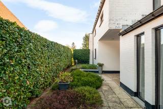 Gelegen in Kampenhout, in een aangename en rustige woonwijk, bevindt zich deze verzorgde open bebouwing op een mooi perceel met een aangelegde tuin en ruime parkeermogelijkheden. Dankzij de gunstige ligging geniet u van een rustige woonomgeving, terwijl voorzieningen en verbindingswegen vlot bereikbaar zijn.<br />De woning beschikt op het gelijkvloers over een ruime inkomhal met vestiaire en apart toilet, een gezellige zitplaats, een eetkamer, een keuken, een praktische berging en een aparte bureauruimte. Daarnaast is er een inpandige garage, wat zorgt voor extra comfort en bergruimte.<br />Op de eerste verdieping bevinden zich een nachthal, vier volwaardige slaapkamers, een dressing, een apart toilet en een badkamer. De ruime zolderverdieping biedt bovendien heel wat mogelijkheden voor extra opslag of verdere inrichting.<br />De aangelegde tuin en de vele parkeermogelijkheden maken het geheel compleet. Een ruime en veelzijdige gezinswoning met tal van troeven, gelegen in een aangename woonomgeving.<br />EPC : 347 kWh/m²j - D-Label <br />Wenst u meer informatie en/of een bezichtiging, contacteer Bob Quirynen 0476/098485 of neem een kijkje op onze website www.Boonstravastgoed.be