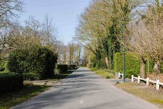 <p><span>DESTELBERGEN - Bouwgrond op exclusieve locatie</span></p><p><span> </span></p><p><span>In het doodlopende gedeelte van de Vossenberglaan te Destelbergen bevindt zich dit perceel bouwgrond van ca. 2.700 m² met een straatbreedte van 35m.</span></p><p><span>Een zeldzame opportuniteit voor wie ruim en kwalitatief wil wonen in een residentiële villawijk aan de groene rand van Gent. </span></p><p><span> </span></p><p><span>Troeven van dit perceel:</span></p><ul><li><span>2.703 m² bouwgrond</span></li><li><span>35 m straatbreedte</span></li><li><span>Rustige ligging in een doodlopende straat</span></li><li><span>Gelegen in een residentiële en gegeerde villawijk</span></li><li><span>Nabij de dorpskern van Destelbergen, invalswegen en Gent </span></li><li><span>Omgeven door groen en privacy</span></li></ul><p><span> </span></p><p><span>Dit perceel biedt de uitstekende basis voor het realiseren van een stijlvolle, hedendaagse villa die perfect aansluit bij het groene en residentiële karakter van de omgeving. </span></p><p><span> </span></p><p><span>Belangrijk: </span></p><p><span>Richtprijs: 695.000 EUR</span></p><p><span> </span></p><p><span>Neem contact op met Axel Lenaerts Makelaars voor meer informatie en de geldende bouwvoorschriften.</span></p>