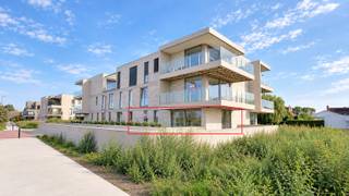 <strong>Appartement 0.04 – Comfortabel gelijkvloers wonen met tuin in Klaverstuk 24</strong><br /><br />Welkom in <strong>appartement 0.04</strong>, een smaakvol en instapklaar appartement in het moderne nieuwbouwproject <strong>Klaverstuk 24</strong> te Zedelgem.<br />Met een slimme indeling, twee badkamers en een gezellige tuin biedt dit appartement alles wat u zoekt in uw nieuwe thuis.
<h4><strong>Kenmerken van appartement 0.04</strong></h4>
<ul>
<li>* Bewoonbare oppervlakte: 91 m²</li>
<li>* Inkomhal met vestiaire en apart gastentoilet.</li>
<li>* 2 comfortabele slaapkamers, ideaal voor gezinnen, koppels of als logeer- en werkruimte.</li>
<li>* 2 badkamers: één met meubel en douche, en één met meubel en bad voor extra luxe.</li>
<li>* Lichtrijke leefruimte met grote ramen en een moderne open keuken.</li>
<li>* Handige wasplaats voor extra opbergruimte.</li>
<li>* Gezellig terras van 10 m² en een aangelegde tuin van 45 m², perfect om te ontspannen.</li>
<li>* Inclusief ondergrondse parkeerplaats en fietsenberging.</li>
</ul>
<h4><strong>Hoogwaardige afwerking en energiezuinig</strong></h4>
Dit appartement is volledig instapklaar en uitgerust met:
<ul>
<li>* Vloerverwarming voor optimaal comfort.</li>
<li>* Warmtepomp en zonnepanelen voor een duurzame en energiezuinige woning.</li>
<li>* Een E-peil van 30, waardoor u geniet van vrijstelling op de onroerende voorheffing.</li>
</ul>
<h4><strong>Wonen in het groene Zedelgem</strong></h4>
Klaverstuk 24 biedt u een rustige en groene woonomgeving met vlotte verbindingen naar het centrum van Zedelgem en omliggende steden zoals Brugge. Alle voorzieningen zijn binnen handbereik.<br /><br />Met zijn comfortabele indeling en buitenruimte is appartement 0.04 een perfecte plek om te wonen en te genieten.<br /><strong>Contacteer ons vandaag nog voor meer informatie of een bezoek.</strong><br /><br />Uw nieuwe thuis wacht op u!<br /><br /><strong>051 21 11 11 of matias@imfiro.be</strong>