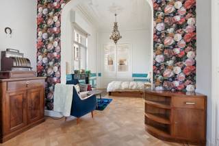 Deze indrukwekkende hoekwoning, gelegen op de kruising van de De Vrièrestraat en de Coquilhatstraat, maakt deel uit van een historisch ensemble...