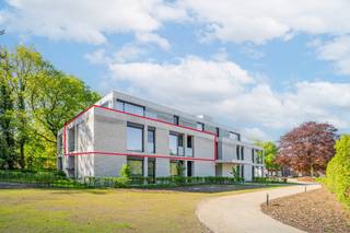<h3><strong>Energiezuinig nieuwbouwappartement met 3 slaapkamers, ruim terras en 2 parkeerplaatsen in hartje Kasterlee.</strong></h3>
<p><br />Bent u op zoek naar een instapklaar en energiezuinig appartement op een toplocatie? Dit prachtige nieuwbouwappartement combineert hedendaags wooncomfort met een rustige, groene omgeving in het centrum van Kasterlee.</p>
<p><br />Met een bewoonbare oppervlakte van 97 m² en een gezellig terras van 9 m² geniet u hier van ruimte, licht en een aangename woonbeleving. Het appartement is rustig gelegen met een mooi uitzicht op het groen, terwijl supermarkten, horecazaken, winkels en andere voorzieningen zich op wandelafstand bevinden.</p>
<p><br />De ruime leefruimte met open keuken vormt het hart van het appartement. De volledig uitgeruste keuken beschikt over een koelkast, dampkap, inductiekookplaat, combi-microgolfoven, vaatwasser en tal van opbergmogelijkheden. Dankzij de open indeling vloeien keuken, eetplaats en woonkamer naadloos in elkaar over.</p>
<p><br />De moderne badkamer is uitgerust met een dubbel lavabomeubel, een ruime inloopdouche met regendouche en voldoende opbergruimte. Verder beschikt het appartement over een apart gastentoilet en een praktische berging met aansluiting voor een wasmachine.</p>
<p><br />Momenteel zijn slaapkamer 1 en slaapkamer 2 met elkaar verbonden en ingericht als een ruime masterbedroom met aansluitende bureauruimte. Vanuit deze ruimte heeft u toegang tot een extra terrasje van ongeveer 3 m². Slaapkamer 3 biedt tal van mogelijkheden als strijkkamer, hobbyruimte of logeerkamer.</p>
<p><br />Dankzij het EPC-label A, vloerverwarming én vloerkoeling via het innovatieve SEDS-systeem en de aanwezige zonnepanelen geniet u van een bijzonder energiezuinige woning met een hoog wooncomfort. Daarnaast beschikt het appartement over een ventilatiesysteem type C.</p>
<p><br />Extra troeven:</p>
<ul>
<li>
<p>Bewoonbare oppervlakte: 97 m²</p>
</li>
<li>
<p>Terras van 9 m² met groen uitzicht</p>
</li>
<li>
<p>Extra terras van ca. 3 m² aan de masterbedroom</p>
</li>
<li>
<p>EPC-label A</p>
</li>
<li>
<p>Vloerverwarming en vloerkoeling via SEDS</p>
</li>
<li>
<p>Zonnepanelen voorzien in functie van de verwarming</p>
</li>
<li>
<p>Inclusief 2 ondergrondse parkeerplaatsen naast elkaar</p>
</li>
<li>
<p>Afgesloten private kelderberging</p>
</li>
<li>
<p>Kwalitatieve gordijnen inbegrepen</p>
</li>
<li>
<p>Verlichting voorzien in het volledige appartement</p>
</li>
<li>
<p>Nieuwbouw en instapklaar</p>
</li>
</ul>
<p>Een unieke kans voor wie comfortabel, duurzaam en centraal wil wonen in een groene omgeving.<br /><br />Verkoop onder registratierechten, 2% mogelijk onder voorwaarden.<br />EPB en stedenbouwkundige inlichtingen in aanvraag.</p>
<p><strong><br />Interesse? Neem gerust contact op voor meer informatie of een bezichtiging.</strong></p>
