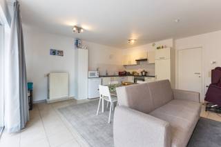 <strong>Wenduine: Verzorgd appartement te koop met 2 slaapkamers in het centrum van Wenduine. </strong><br /><br />Ontdek dit instapklare appartement gelegen in de Schuttersstraat 4 te Wenduine, in een kleinschalige en verzorgde residentie. Dankzij de uitstekende ligging bevindt u zich op wandelafstand van het strand, de winkels, het openbaar vervoer en alle faciliteiten die deze charmante badplaats te bieden heeft.<br /><br /><strong>Indeling: </strong><br />Inkomhal met apart toilet, lichtrijke leefruimte met toegang tot het terras, volledig geïnstalleerde open keuken, badkamer met douche en dubbele lavabo, 2 volwaardige slaapkamers, private kelderberging. <br /><br /><strong>Troeven: </strong>
<ul><li>Instapklaar en zeer goed onderhouden.</li><li>Centrale ligging nabij zee, winkels en openbaar vervoer.</li><li>Kleine, rustige residentie met lage gemeenschappelijke kosten.</li><li>Ideaal voor eigen gebruik of als investering.</li><li>Gunstig EPC-label: A.</li></ul>
<strong>Dit appartement wordt aangeboden met onze ERA Comfort Garantie. </strong><br /><br />Meer informatie? Contacteer Ayita op 0496 13 43 12.