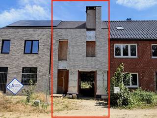 Genk - Fransebosstraat 53: Naar wens af te werken woning met veel potentieel en ruime tuin.<br /><br />Deze woning wordt verkocht als ruwbouw inclusief goedgekeurde bouwplannen.<br />Dit biedt de koper de unieke kans om de verdere afwerking volledig naar eigen smaak en wens te realiseren.<br />U heeft nog alle vrijheid om de materialen en afwerking zelf te bepalen en zelfs de indeling nog lichtjes te wijzigen.<br />Voor de woning zijn de nodige vergunningen en plannen aanwezig, wat een belangrijke meerwaarde vormt voor wie zonder zorgen verder wil bouwen.<br /><br /><strong>Indeling:</strong><br /><br />Gelijkvloers:
<ul>
<li>Inkomhal</li>
<li>Technische bergruimte</li>
<li>Leefruimte met trap</li>
<li>Eetkamer</li>
<li>Toegang tot de kelder</li>
<li>Keuken met toegang tot de tuin</li>
<li>Patio</li>
<li>Toilet </li>
<li>Douche</li>
</ul>
Verdieping 1:
<ul>
<li>2 Slaapkamers </li>
<li>Badkamer</li>
<li>Apart toilet</li>
</ul>
Verdieping 2:
<ul>
<li>Nachthal</li>
<li>1 Slaapkamer</li>
<li>Dressing</li>
<li>Technische bergruimte</li>
</ul>
<strong>Buitenruimte:</strong>
<ul>
<li>Ruime tuin</li>
<li>Vergunning voor het plaatsen van een tuinhuis (voorbereidende werken zijn reeds uitgevoerd)</li>
</ul>
<strong>Extra troeven:</strong>
<ul>
<li>Rustige ligging </li>
<li>Vlakbij het centrum van Genk en de scholen</li>
<li>Zeer ruime woning met tal van mogelijkheden en naar wens af te werken</li>
<li>Vergunningen en plannen aanwezig </li>
</ul>
Deze woning biedt een mooie kans voor wie zijn toekomstige thuis volledig naar eigen smaak wil creëren.<br /><br />Interesse? Contacteer ons vandaag nog op het nummer 089/308.700 voor meer info of een bezoek ter plaatse en ontdek zelf het potentieel van deze woning.