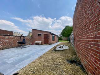 Te Ieper (Elverdinge) kan u deze ruime instapklare rijwoning met zonnige tuin terugvinden.Via centrale inkom krijg je tot verder af te werken...