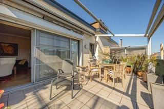 Ce penthouse exceptionnel d'environ 96 m², situé au dernier étage d'un immeuble bien entretenu avec ascenseur, se trouve dans un emplacement...