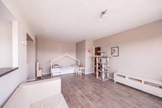 <p><span>Lichtrijk 1-slaapkamerappartement met groot terras op de 12e verdieping! </span></p><p><span>Bent u op zoek naar een praktisch ingedeeld appartement op een fantastische hoogte? Dit gezellige 1-slaapkamerappartement van ca. 60 m² bevindt zich op de 12e én bovenste verdieping van een verzorgd gebouw met lift. Dankzij de hoge ligging geniet u hier van een heerlijke lichtinval en een vrij, panoramisch uitzicht over de omgeving. Met vernieuwde ramen (2023), een gunstig EPC B-label en een oplevering per 31 december, biedt dit pand een uitstekende basis voor een fijne eigen thuis of een slimme vastgoedinvestering!</span></p><p><span> </span></p><p><span>Leefruimte &amp; Halfopen keuken</span></p><p><span>Bij binnenkomst stapt u in een ruime en lichtrijke leefruimte waar het aangenaam vertoeven is. De muur naar de keuken werd opengemaakt, wat zorgt voor een fijn, open gevoel en een vloeiende verbinding tussen koken en wonen. De halfopen keuken is functioneel ingericht en uitgerust met de nodige basisvoorzieningen, waaronder een elektrisch kookvuur, dampkap, oven, ijskast en diepvriezer.</span></p><p><span> </span></p><p><span>Slaapkamer &amp; Badkamer</span></p><p><span>Het appartement beschikt over een rustige, volwaardige slaapkamer. De badkamer is praktisch ingericht en voorzien van een comfortabele douche en een lavabomeubel. In de hal bevindt zich bovendien een apart toilet.</span></p><p><span> </span></p><p><span>Riant terras (15 m²) &amp; Kelder</span></p><p><span>Een absolute troef van de woning is het ruime terras van maar liefst ca. 15 m². Hier kan u genieten van de frisse lucht en het uitzicht op hoogte. Inbegrepen in de prijs is een private kelderberging voor extra opbergruimte.</span></p><p><span> </span></p><p><span>De highlights op een rij:</span></p><p><span>- Topverdieping (12e): Bovenste verdieping met een heerlijk vrij uitzicht en veel lichtinval.</span></p><p><span>- Energiezuinig: Gunstig EPC B-label én ramen recent vernieuwd in 2023.</span></p><p><span>- Riant terras: Maar liefst ca. 15 m² buitenruimte om volop van de hoogte te genieten.</span></p><p><span>- Ruimtelijke indeling: Ca. 60 m² bewoonbare oppervlakte met halfopen keuken.</span></p><p><span>- Praktisch: Aparte kelderberging inbegrepen.</span></p><p><span>- Beschikbaarheid: Vrij van oplevering per 31/12/2026.</span></p><p><span> </span></p><p><span>Kortom: een betaalbaar en comfortabel appartement op een fijne hoogte met uitstekende troeven. Neem snel contact op voor meer informatie of een bezoek!</span></p>