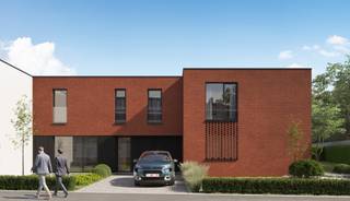 We realiseren deze moderne, nieuwe woning in Denderhoutem-Haaltert, gelegen in een aangename woonomgeving dicht bij diverse voorzieningen. Binnen handbereik vind je winkels, scholen (met een basisschool op slechts 100 meter), sportfaciliteiten en het openbaar vervoer (met een bushalte op slechts 350 meter loopafstand). Dankzij de nabijheid van de oprit van de E40, op slechts 10 minuten rijden, geniet je van een uitstekende bereikbaarheid. Voor ontspanning en natuurwandelingen zijn er diverse groene oases in de buurt, zoals Den Dotter, het Haaltertse Bos en het Kravaalbos, waar je heerlijk kunt uitwaaien.
Deze moderne nieuwbouwwoning beschikt over een inkomhal, een ruime woon- en eetkamer, een -naar eigen keuze ingerichte- open keuken, een aansluitende berging, een inpandige garage, 3 slaapkamers, een badkamer met bad, inloopdouche en dubbele wastafel. In de tuin wordt het volop genieten. Het gebruik van een warmtepomp, in combinatie met vloerverwarming en zonnepanelen zorgt ervoor dat jouw toekomstige energiefactuur onder controle blijft (E10).
Een kijkje nemen? Je vindt deze locatie naast Molenstraat 30. Of contacteer ons en ontdek alle mogelijkheden.