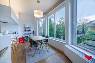 Au cœur de Louvain, sur la prestigieuse Bondgenotenlaan, nous sommes fiers de vous proposer cet appartement d'une chambre magnifiquement rénové, situé dans un bâtiment authentique et unique avec des éléments protégés.<br /><br /><br /><br />Le bâtiment a été entièrement rénové dans le respect de son caractère historique, alliant harmonieusement confort moderne et charme intemporel. Les détails d'origine ont été préservés et combinés avec des techniques et des matériaux contemporains - un équilibre parfait entre le patrimoine et la qualité de vie contemporaine.<br /><br /><br /><br />L'appartement a une surface habitable de 55 m² et est prêt à être emménagé. Grâce aux grandes fenêtres, vous bénéficierez d'une lumière naturelle abondante dans la salle de séjour et dans la chambre séparée. L'agencement est fonctionnel et utilisé de manière optimale, ce qui garantit une expérience de vie agréable et confortable.<br /><br />Les avantages en un coup d'œil :<br /><br />Bâtiment unique et de caractère sur la Bondgenotenlaan<br /><br />Éléments architecturaux protégés<br /><br />Rénovation complète et qualitative dans le respect de la conception d'origine<br /><br />1 chambre à coucher séparée<br /><br />55 m² d'espace de vie<br /><br />Très lumineux <br /><br />Prêt à emménager : vivre sans soucis<br /><br />Idéal comme investissement ou comme résidence principale<br /><br />Excellente situation : magasins, restaurants, gare et université accessibles à pied.<br /><br /><br /><br />Cet appartement est une combinaison rare d'histoire, d'emplacement et de confort contemporain. Une opportunité unique pour ceux qui recherchent un investissement durable ou un lieu de vie élégant dans le centre de Louvain.