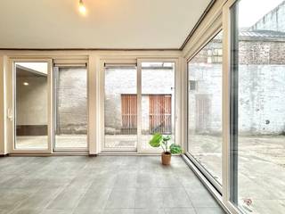 Te Gent zuid ligt dit appartement te huur met indeling als volgt: grote leefruimte met open keuken; Links een dressing of stockruimte met...