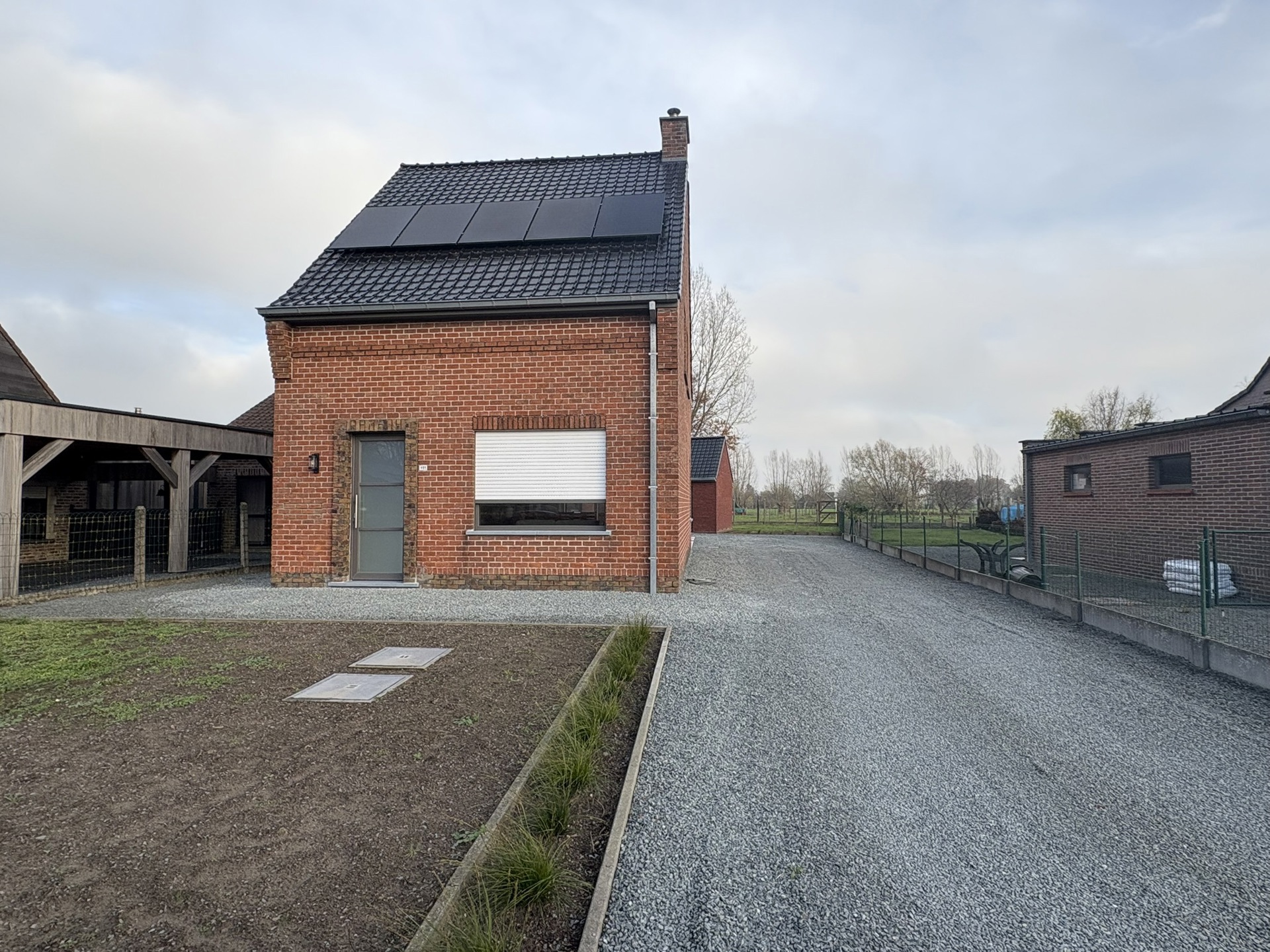 Volledig gerenoveerde gezinswoning met tuin en carport - foto 1