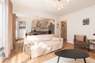 <strong>De Panne: Instapklaar 1(2)-slaapkamerappartement op toplocatie!</strong><br /><br />Bent u op zoek naar een instapklaar appartement op een absolute toplocatie? Dit modern ingerichte appartement bevindt zich op de eerste verdieping van Residentie Centre Leopold, midden in het centrum van De Panne en op slechts enkele stappen van de Zeedijk, het strand, winkels en restaurants. Dankzij de slimme indeling en verzorgde afwerking is dit appartement ideaal als vaste woonst, tweede verblijf of investering aan zee.<br /><br /><strong>Indeling: </strong><br />inkomhal, ruime berging/wasruimte, moderne badkamer met inloopdouche en toilet, lichtrijke woonkamer met volledig ingerichte open keuken, eet- en zithoek, een eerste slaapkamer en een afgesloten tweede slaapruimte, ideaal als kinderkamer, logeerkamer of extra slaaphoek.<br /><br /><strong>Troeven:</strong>
<ul><li>Instapklaar en modern afgewerkt.</li><li>Energiezuinig dankzij een gunstige EPC-score B.</li><li>Uitstekende ligging in het centrum van De Panne, op wandelafstand van de Zeedijk en het strand.</li><li>Perfect als tweede verblijf, investering of eigen woonst.</li></ul>
<br /><strong>Interesse? Contacteer Frederick vandaag nog voor meer informatie of een bezoek via 058 22 41 70.</strong>