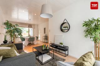 <p>Deze instapklare woning in zelzate is gelegen in een aangename woonwijk met alle voorzieningen vlakbij. Zo liggen scholen, winkels en supermarkten in de directe omgeving, terwijl de R4 en E34 zorgen voor een vlotte bereikbaarheid.</p>
<p>De indeling is als volgt:<br />Via de inkomhal heeft u directe toegang tot de gezellige eet- en leefruimte. Vanuit deze ruimte heeft u toegang tot de keuken. Via de keuken bereikt u de ruime, verzorgde tuin. Naast de keuken bevindt zich een ruimte die perfect geschikt is voor stockage.</p>
<p>Op de eerste verdieping bevinden zich 3 ruime slaapkamers en een badkamer voorzien van alle comfort.</p>
<p>Verder geniet u in deze woning van een ruim terras en een inpandige garage.</p>
<p>Beschikbaar bij akte.</p>
<p>Contacteer Top Vastgoed voor een bezoek op het nummer 0475 700 700</p>