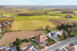 Deze karaktervolle instapklare villa te Geraardsbergen straalt een bijzondere architectuur en stijl uit met uitmuntend zicht op de velden en o.a Bosberg. <br />De ruime inkomhal, met gastentoilet, geeft toegang tot o.a. de leefruimte. Deze open leefruimte met ruime zithoek, eetkamer en salon baadt in het licht dankzij de grote raampartijen welke een aangenaam contact creëren tot de aangelegde terrassen en zuidgerichte tuin.<br />De leefkeuken is voorzien van alle comfort en vanuit de aansluitende lichtrijke eethoek kijkt u ook uit op het groen. <br />Verder op het gelijkvloers een badkamer, een bijkeuken/berging met toegang tot de garage.<br />Op de eerste verdieping: 2 slaapkamers waarvan één met douchekamer “en suite” en mogelijkheid tot extra kamer (bv dressing). De ruime zolderverdieping biedt de mogelijkheid om nog bijkomende kamers te creëren. <br />De woning is onderkelderd (opp. 114m2) met afzonderlijke toegang. Wat een opportuniteit is voor wie bijkomende ruimte wil als bv hobbyruimte , ruimte voor vrij beroep, …. <br />Bijkomend: <br />- asbestvrij vernieuwd dak, dus mogelijk tot plaatsen van zonnepanelen. <br />- geen overstromingsgevoelig gebied of renovatieverplichting <br />- recente condenserende gasketel (2020) <br />- aangelegde en omheinde tuin<br />- mogelijkheid tot aankoop onder overdracht van aandelen.<br /><br />Interesse in bijkomende info (extra foto’s, ... ) of een bezoek ? <br />Klink dan op de button " infoaanvraag/afspraak" op deze pagina. Verkoop: Pieter Cardoen 0475 36 12 52, pieter@cornelis-goeman.be