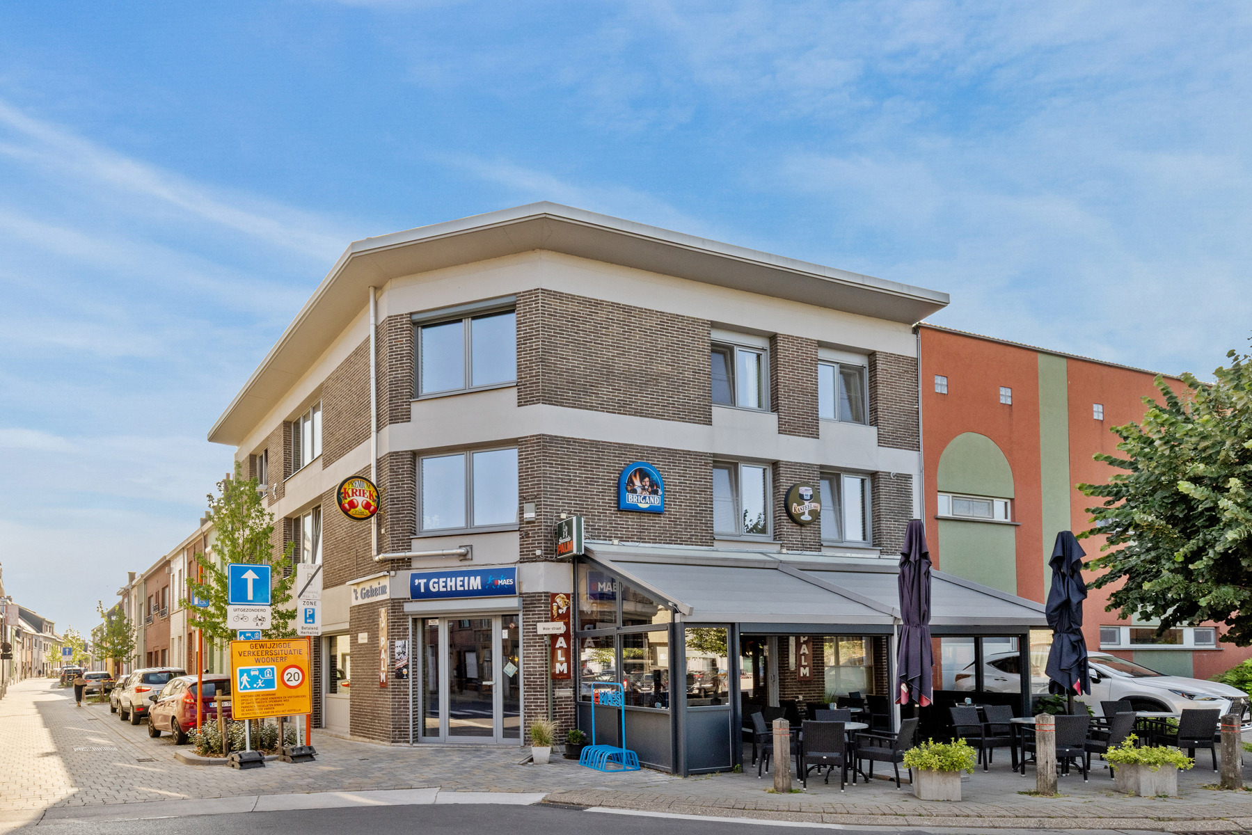 Handelsfonds en handelsruimte met appartement op commercieel strategische ligging - foto 2