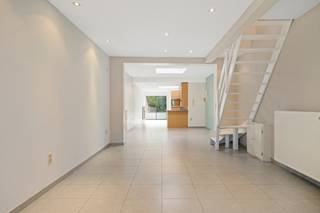 Gelegen op een goed bereikbare locatie, vlakbij winkels, scholen, openbaar vervoer en belangrijke invalswegen, bevindt zich deze instapklare eengezinswoning met terras en tuin. <br /><br /><span><strong>Indeling van de woning</strong></span>:<br /><br /><span><strong>gelijkvloers</strong></span>: inkomhal - toegang tot de leefruimte ingedeeld in een salon, eetkamer en een open keuken. De keuken is uitgerust met een aanrecht voorzien van een spoelbak, vaatwasmachine, oven en gasfornuis met dampkap. Verder is er nog een badkamer/wasplaats uitgerust met een ligbad/douche, lavabo, toilet en aansluitingen voor wasmachine en droogkast.<br /><br /><span><strong>Verdieping</strong></span>: overloop met toegang tot 2 ruime slaapkamers. Vanuit 1 van de slaapkamers is er via een uittrekbare trap toegang tot een grote polyvalente ruimte, mogelijks in te richten als slaapkamer 3/hobbykamer/berging.<br /><br /><span><strong>Het terras en de tuin</strong></span> zijn bereikbaar via een schuifraam aan de keuken. De oriëntatie van de tuin is zuidoost.<br /><br /><span><strong>Bijzonderheden</strong></span>: de woning is gerenoveerd in 2000 en 2013 o.a. vernieuwen van het hoofddak met de dakbedekking en dakbedekking van dak badkamer en keuken, nieuwe ramen o.a. de dakramen - instapklaar - c.v. op aardgas (condensatieketel 2019) - elektriciteit conform, asbestveilig, EPC 200 kWh/m² - UC 518615 - label B - Vg-Wg-Gvv-Gvkr-Gmo-Gworg.