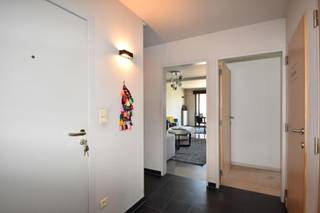 <strong> Modern, onderhouden en instapklaar appartement in het centrum van Kasterlee </strong><br /><br /><span><strong> INDELING</strong></span><br />Dit appartement situeert zich pal in het centrum van Kasterlee met lokale handelaars, scholen, e.d. bereikbaar op wandelafstand.<br />Het is gelegen op de 2de verdieping (lift aanwezig) en is ingedeeld als volgt:<br />- Inkomhal met ingemaakte wandkasten<br />- Apart toilet<br />- Woonkamer (31m²) met aansluitend een volledig ingerichte (keramische kookplaat inclusief afzuigkap, ijskast, combi-oven, vaatwasmachine), moderne open keuken (11m²).<br />- 2 slaapkamers, beide met ingemaakte wandkasten (15m² - 11m²)<br />- Badkamer met enkel lavabomeubel, ligbad en douchecabine (6,5m²)<br /><br />De woonkamer verleent toegang tot het schuifraam, dewelke tevens zorgt voor veel natuurlijke lichtinval, toegang tot het balkon (5m²).<br /><br />Kelder<br />De wagen kan geparkeerd worden in de ondergrondse parkeergarage (toegankelijk via de Melkstraat).<br />Een kelderberging van maar liefst 11m² behoort eveneens tot het appartement.<br /><br /><strong> BIJZONDERHEDEN</strong><br />• Gunstig EPC van 114 kWh/m² <br />• Verwarmd op gas - radiatoren <br />• Gemeenschappelijke kosten: 50€/maand (forfait)<br />• Gedeeltelijk voorzien van armaturen- en raamdecoratie<br />De abonnementen voor privégebruik van water/ gas/ elektriciteit en telecom dienen afgesloten te worden door de huurder<br /><br /><strong> POSITIEVE ASPECTEN</strong><br />• Onmiddelijk beschikbaar <br />• Topligging in het centrum<br />• Zeer netjes en verzorgd appartement<br />• Ruime opbergmogelijkheden d.m.v. de ingemaakte kasten<br /><br /><strong>BEZICHTIGINGEN ZIJN UITSLUITEND MOGELIJK VIA EEN DIGITALE AANVRAAG</strong><br /><strong>Wenst u deze woning te bezichtigen? Klik dan op de knop ‘Maak een afspraak’ en dien uw aanvraag online in. Na ontvangst van uw aanvraag nemen wij via e-mail contact met u op om u verder te informeren over een mogelijk bezichtigingsmoment.</strong>