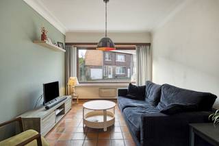 Gelijkvloers:- Inkomhal op tegelvloer- Woonkamer (ca 39m²) met een groot schuifraam naar het terras- Keuken, ingericht met een dubbele...