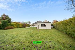 Ruime bungalowwoning met grote tuin op gegeerde locatie te Bredene.Deze ruime bungalowwoning bevindt zich op een uitmuntende locatie te Bredene. De...