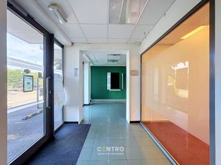 Dit veelzijdige kantoorpand, oorspronkelijk ingericht als bankkantoor, combineert <strong>een uitstekende commerciële ligging</strong> met een doordachte en functionele indeling.<br />Het pand beschikt over een inkomhal met glazen wanden en loketmogelijkheden, die een professionele eerste indruk creëert voor bezoekers en klanten.<br />Daarnaast omvat het gebouw diverse lichtrijke bureauruimtes, <strong>voorzien van airconditioning en centrale verwarming</strong>, wat garant staat voor een aangename en comfortabele werkomgeving. Dankzij de uitstraling en indeling leent het pand zich <strong>uitstekend voor uiteenlopende professionele activiteiten</strong>, zoals kantoren, vrije beroepen, dienstverlenende ondernemingen of een praktijkruimte (groepspraktijk).<br /><br /><span><strong><u>Benaderende OPPERVLAKTEN:</u></strong></span><br /><u><em>Gelijkvloers</em></u>: <strong>195m², 11m breedte op 17,5m diepte</strong><br /><span><u><em>Eerste verdieping</em></u>: <strong>85m²</strong><br /><em><u>Kelderverdieping</u></em>: <strong>35m²</strong><br />Totale grondoppervlakte: <strong>894m² -  </strong></span>Aantal parkeerplaatsen voor de deur: <strong>5 +  afgesloten garagebox</strong><br /><br /><span><strong><u>INDELING</u></strong><u>:</u></span><br /><span><strong><em>Gelijkvloers</em></strong>: lichtrijke inkomhal met wachtruimte - 6 afzonderlijke kantoorruimten - berging - grote ingebouwde kluis.</span><br /><span><strong><em>Eerste verdieping</em></strong>: hal - afzonderlijk bureel - 2 sanitaire ruimten met lavabo - geïnstalleerde keuken (met </span><span>ingebouwde koelkast en </span><span>microgolf) - technische ruimte/berging.</span><br /><span><strong><em>Zolderverdieping</em></strong><strong>: </strong>casco zolderruimte met venster<br /><em><strong>Kelderverdieping: </strong></em>toegankelijk via vaste trap, vrije hoogte van 2m</span><br /><br /><u><strong>AFWERKING:</strong></u><br />Op te frissen.<br /><br /><span><strong><u>GROTE TROEVEN van dit kantoorgebouw:</u></strong></span>
<ul>
	<li><span>Zijn ligging: uitstekende zichtbaarheid</span></li>
	<li><span>Alleenstaand gebouw - geen gemene kosten!</span></li>
	<li><span>Parkeergelegenheid voor de deur</span></li>
</ul>
<br /><u><strong>BESTEMMING:</strong></u><br />Gelegen in woonzone: wonen, kleinhandel, recreatie, kantoor, diensten, vrij beroep, ...<br /><strong>Bank- en verzekeringsactiviteiten zijn NIET toegelaten!</strong><br /><br /><span><strong><u>LIGGING:</u></strong></span><br />De locatie biedt een vlotte aansluiting op de belangrijkste invalswegen en bevindt zich op korte afstand van het centrum van Zedelgem.<br />Ook Brugge, Torhout en de E403 zijn gemakkelijk bereikbaar.<br /><br /><u>* BIjzonderheden:</u><br />- Onze referentie op<strong> </strong><strong>www.centro.be</strong>: <strong>Q0848</strong><br />- <strong>Interesse?</strong> Neem dan vandaag nog contact voor meer info of bezichtiging:<strong> </strong><strong>050700102</strong><strong>.</strong><br /><br /><strong>CENTRO | </strong><strong>BEDRIJFSVASTGOED </strong>is reeds 26 jaar <u>gespecialiseerd in de bemiddeling van commercieel- en bedrijfsvastgoed</u> in West- en Oost-Vlaanderen.<br /><strong>Wilt u ook weten hoeveel uw bedrijfsgebouw waard is?</strong><br />Contacteer ons vrijblijvend voor een marktconforme waardebepaling van uw pand. <br /> 