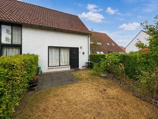Deze op te frissen (vakantie)woning is centraal gelegen in het domein Ysermonde te Nieuwpoort, op wandelafstand van het Maritiem Park en de havengeul en op fietsafstand van het strand en de zee.<br />De woning beschikt op het gelijkvloers over een ruime en lichtrijke woonkamer met eetplaats en open keuken. Via de trap bereikt u de verdieping, waar zich een eerste slaapkamer en een badkamer met ligbad, toilet en enkele wastafel bevinden. Onder het dak bevindt zich een tweede slaapkamer. Buiten geniet u van een private tuin, met toegang tot de autostaanplaats waarop een exclusief genotsrecht rust.<br />De woning wordt inclusief meubilair aangeboden en biedt heel wat mogelijkheden om naar eigen smaak op te frissen en in te richten.<br />Dankzij de ligging in woonzone kan deze woning zowel gebruikt worden voor vaste bewoning als tweede verblijf en vormt ze eveneens een interessante investeringsmogelijkheid.