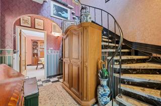 <p><span>Gelegen op een perceel van 800 m² biedt deze ruime woning met zes slaapkamers en uitzonderlijke charme een ideale leefomgeving voor gezinnen. Bij het betreden van de woning wordt u verwelkomd in een elegante inkomhal met klassieke details en een karaktervolle wenteltrap die naar de bovenverdiepingen leidt. Op het gelijkvloers vindt u eveneens een sfeervolle eetkamer met berging (21m²-2.5m²) met grote ramen die zorgen voor een overvloed aan natuurlijk licht de ideale plek voor gezellige diners. Aansluitend bevindt zich de keuken(8m²), die via een trap toegang biedt tot de kelders en de garage. Verder hebt u een gezellige woonkamer (31m²), die volop ruimte biedt voor ontspanning en gezinsmomenten. Grenzend aan deze woonkamer heeft u een veranda(18m²) die baadt in het licht. Deze veranda vormt een harmonieuze overgang tussen binnen en buiten en is veelzijdig in gebruik. Via de veranda hebt u directe toegang tot het terras met tuin een oase van rust waar u met vrienden en familie volop kunt genieten. Naast de veranda bevinden zich nog een douchekamer, een bergruimte en een afzonderlijk toilet. Op de eerste verdieping beschikt de woning over drie ruime slaapkamers(11-17-22m²), een badkamer, extra bergruimte en een apart toilet. De tweede verdieping herbergt nogmaals drie volwaardige slaapkamers(11-17-22m²), een tweede badkamer en een toilet. </span><span> </span><span> </span><span>Deze woning biedt een unieke kans voor wie op zoek is naar ruimte, comfort en een groene omgeving. Mis deze gelegenheid niet om uw droomwoning te realiseren in een uitzonderlijk kader. </span></p><p><span>De woning is ideaal gelegen op wandelafstand van de Markt van Wemmel, bekend om zijn gezellige zondagsmarkt, exclusieve boetieks en sfeervolle restaurants. Op slechts 300 meter bevinden zich het Beverbos en het prachtige Park van Wemmel ideale plekken om tot rust te komen in het groen. U geniet hier van een strategische ligging: het UZ Jette bevindt zich vlakbij, net als het openbaar vervoer en de belangrijkste invalswegen richting Brussel, de ring en andere steden. Zo combineert u een vlotte bereikbaarheid met de rust van een residentiële en groene omgeving, net buiten de stadsdrukte. Deze gegeerde wijk staat dan ook terecht bekend als een toplocatie perfect voor wie comfort, mobiliteit en levenskwaliteit wil combineren.</span></p>